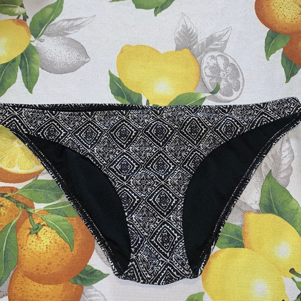 Hollister Black & White Diamond Women’s Bikini Bottoms sz Small EUC
